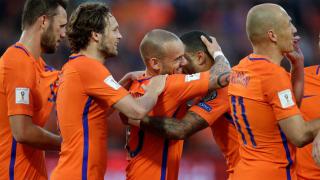 Oranje overklast Luxemburg in De Kuip: 5-0